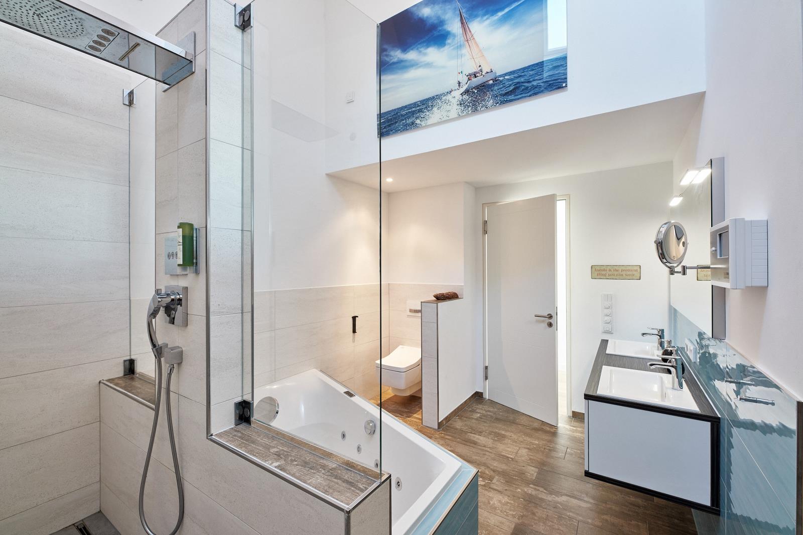 Großzügiges Badezimmer mit Raindancedusche und Doppelwaschbecken